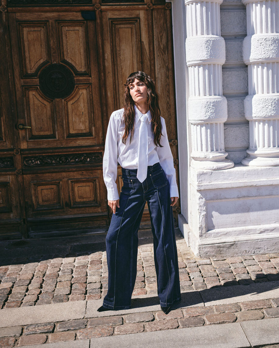 Modelshot / White / Detail